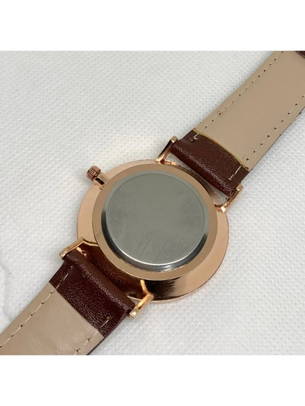 Geneva men’s quartz analog watch date gold tone black dial 39mm brown running